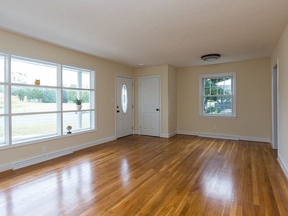 4th image of 328 S Dogwood Dr