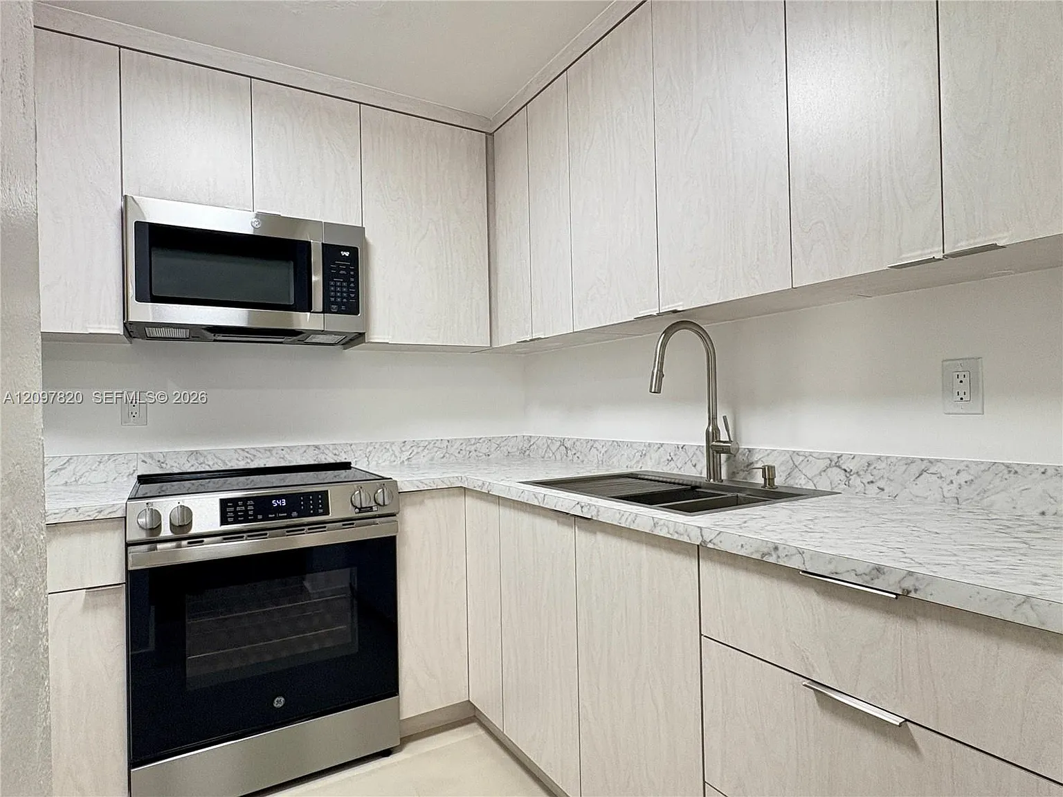 Lakeview Gardens Condo — Photo 2