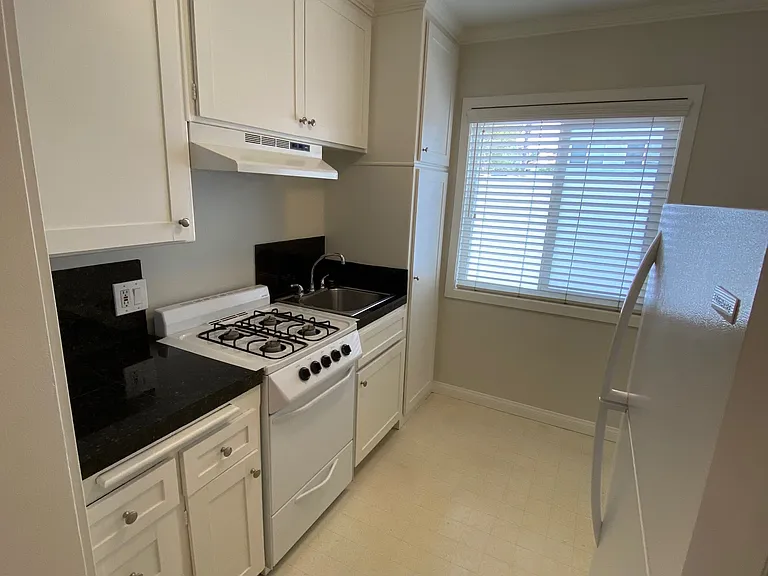 15032 Moorpark St #9 — Photo 11
