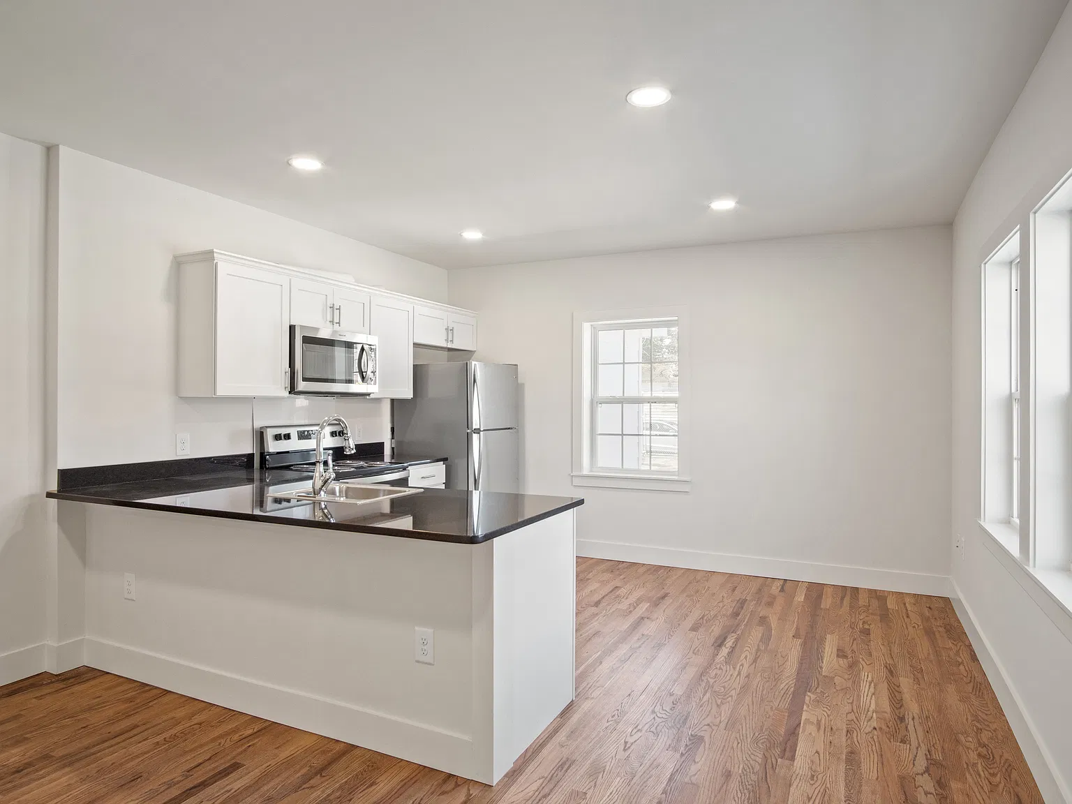 2733 E Magnolia Ave — Photo 2