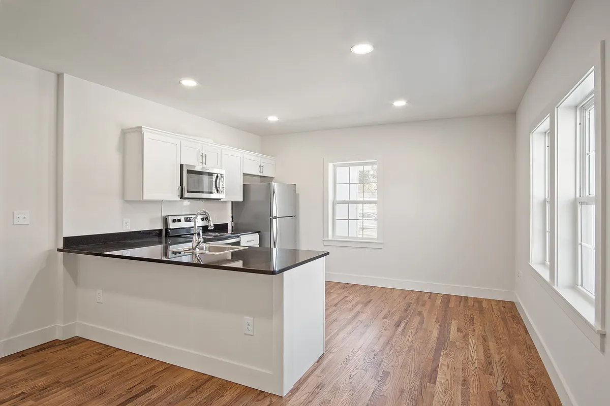 Building Photo - 2733 E Magnolia Ave #204