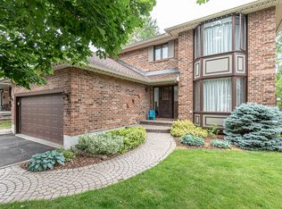 18 Hesse Cres, Ottawa, ON K2S1E4