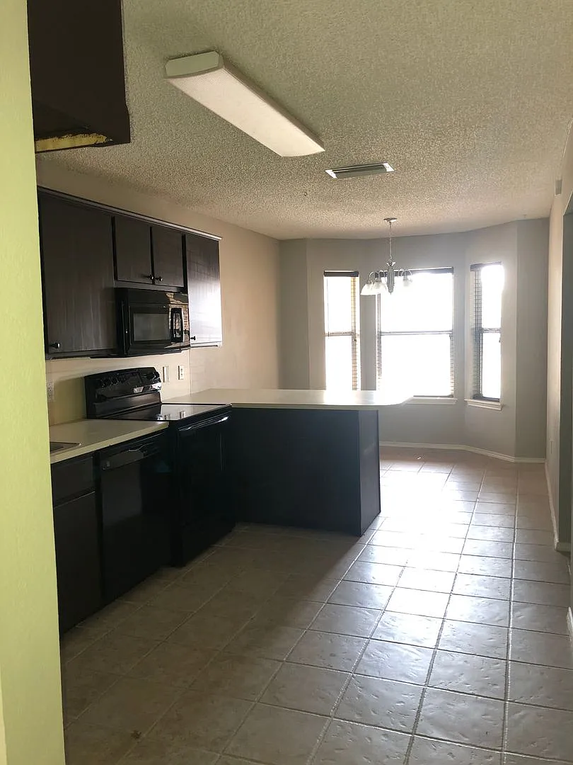 Adorable 3 Bedroom/ 2 Bath - Available November!! — Photo 4