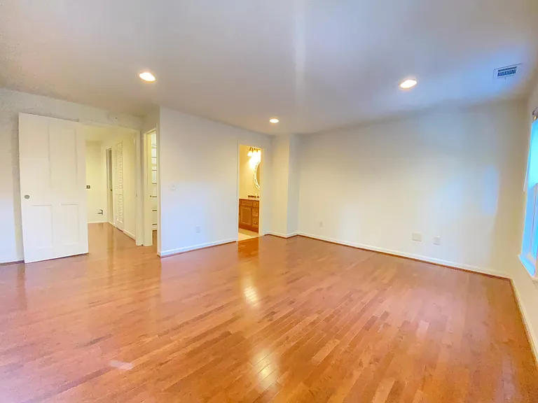 1435 Swann St NW — Photo 13