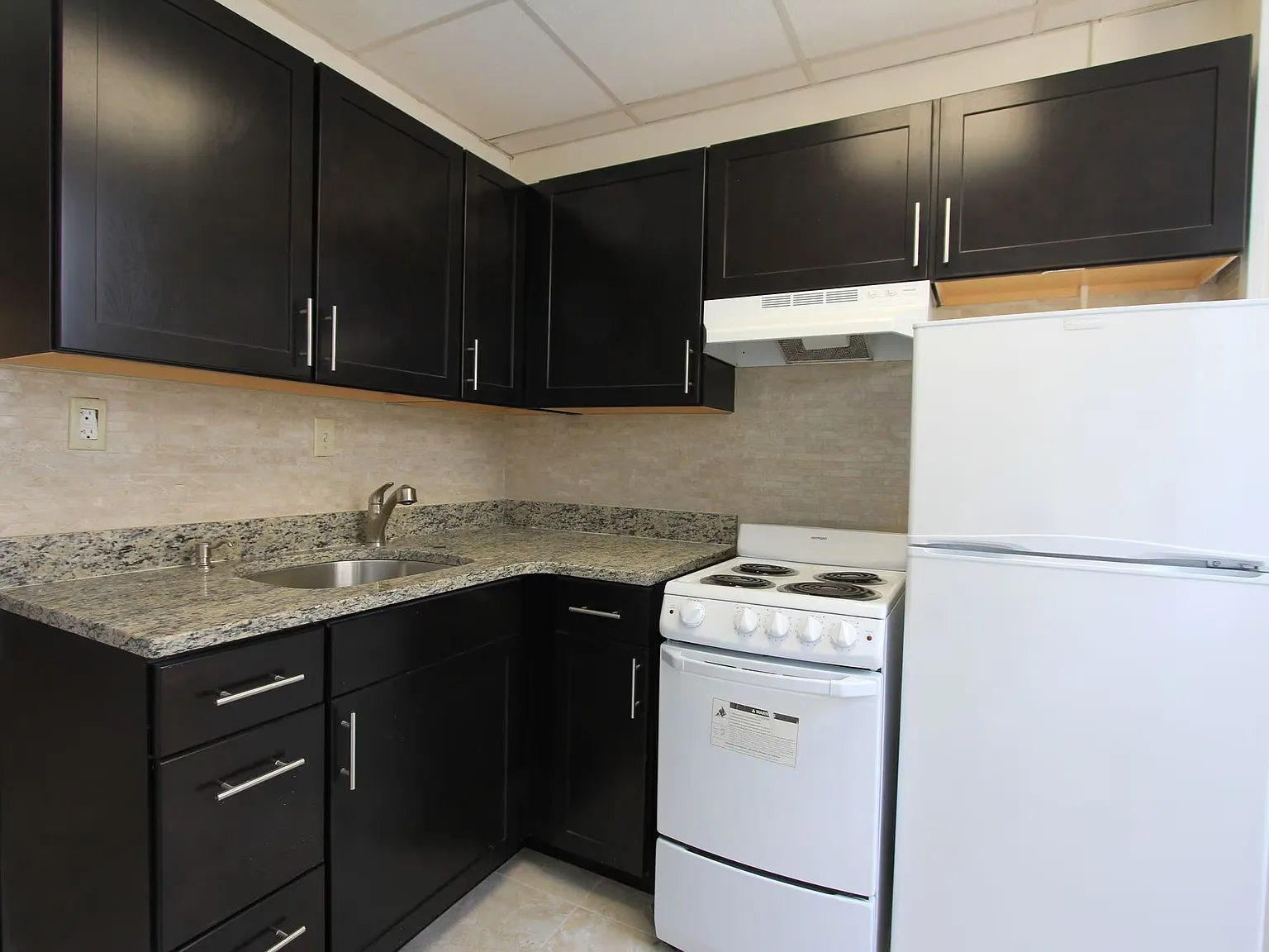 Studio, 400 sqft, $2,400 — Photo 1