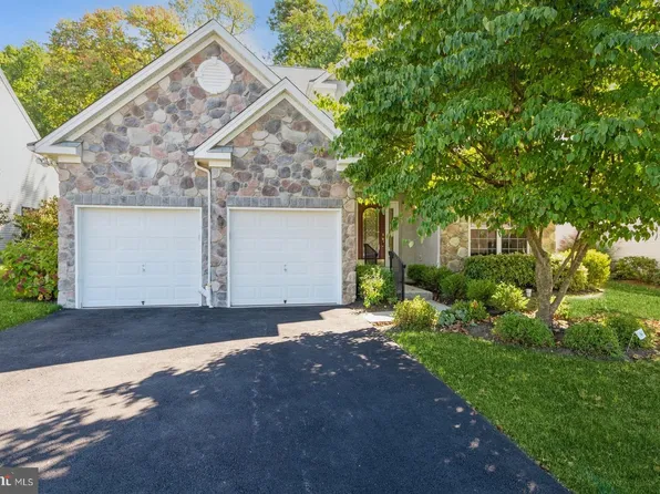 43 Lexington Dr, Pennington, NJ 08534