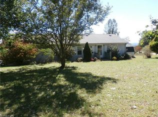 1077 John Delk Rd, Hendersonville, NC 28792