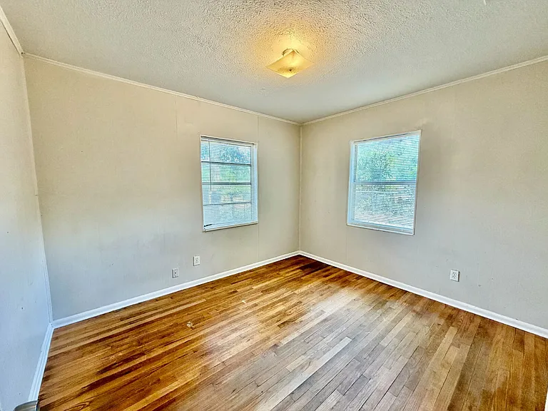 1348 Crestwood St — Photo 9