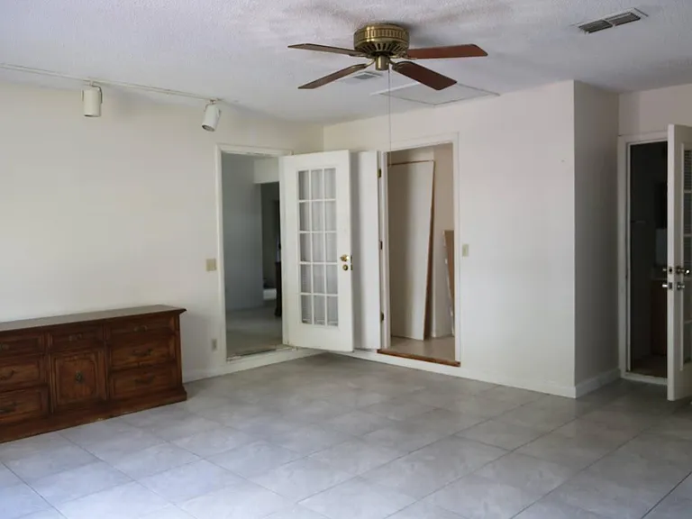 408 Riverwoods Cir — Photo 1