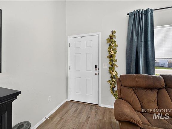 5th image of 11130 W Peterborough St