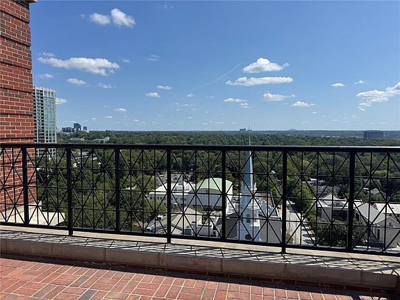 3rd image of 2724 Peachtree Rd NW