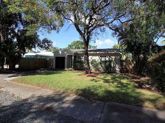 4th image of 611 SW 16th St