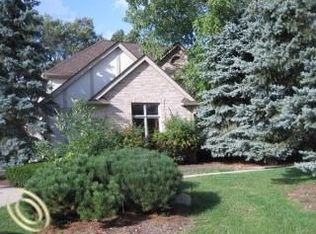 1924 Sutton Place Dr, Troy, MI