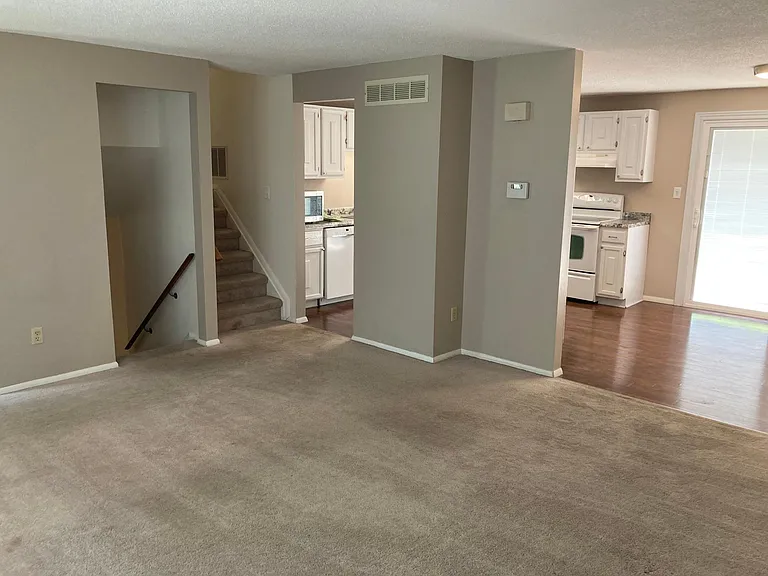585 Meadowview Ln — Photo 6