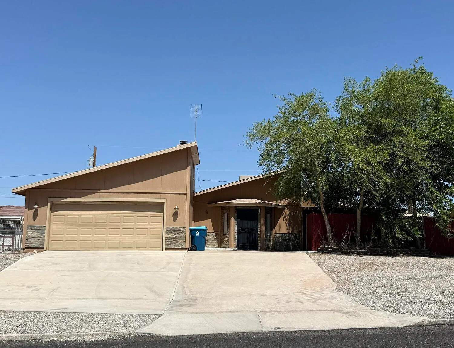 3 bed, 2.0 bath, 2080 sqft, $2,000 — Photo 1