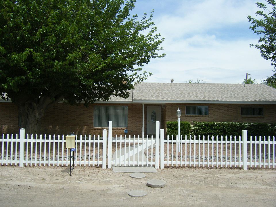 front yd w/ shade tree & white picket fence