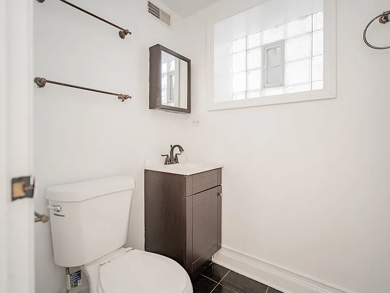 933 W Newport — Photo 27