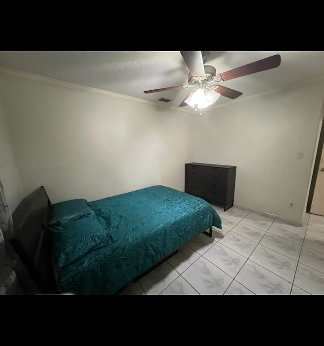3 bed, 1350 sqft, $700 — Photo 1