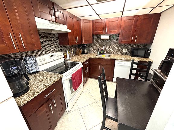 5th image of 737 SE 1st Way APT 302