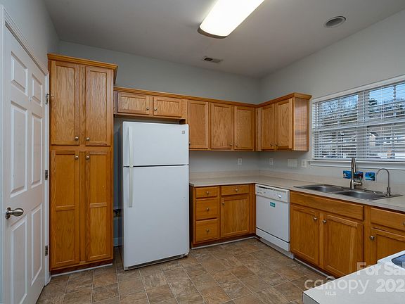 5th image of 347 Valley Brook Ln SE