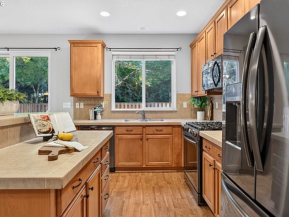 4th image of 4667 SE Sandalwood St