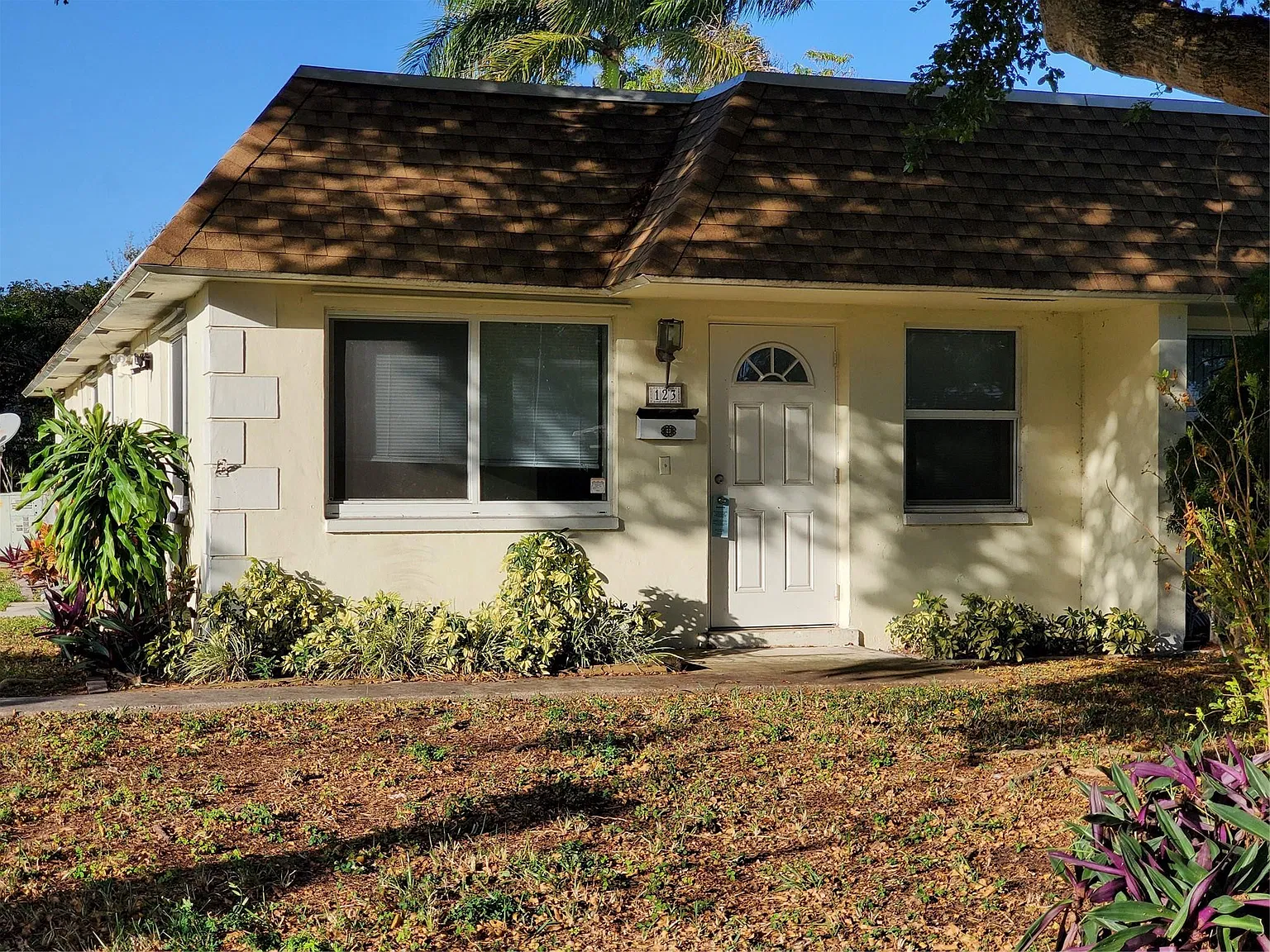 3 bed, 2.0 bath, 6150 sqft, $3,100 — Photo 1