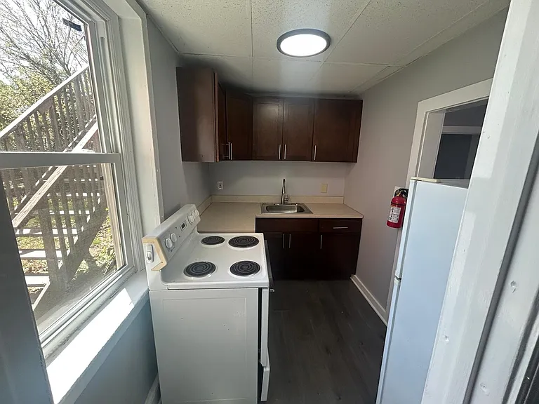 98 Hanover St #4 — Photo 9