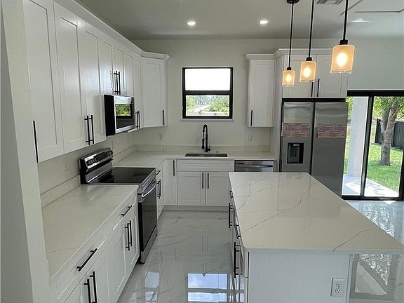 5th image of 528 Raintree St E