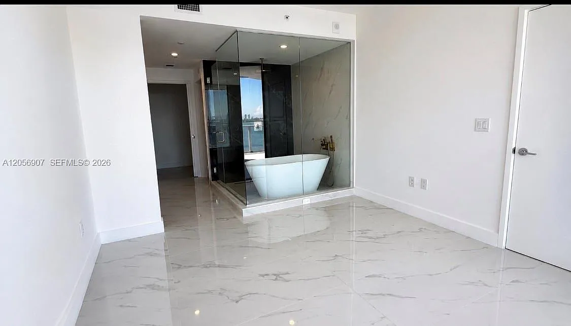 3 bed, 3.0 bath, 1283 sqft, $8,300 — Photo 4