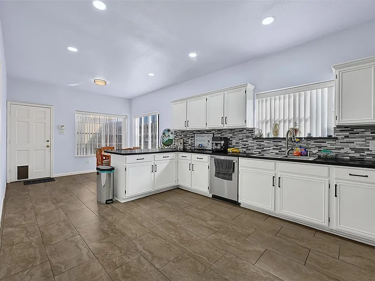 5910 Rolff Ln — Photo 22
