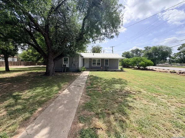 1404 N MAIN ST, Pleasanton, TX 78064