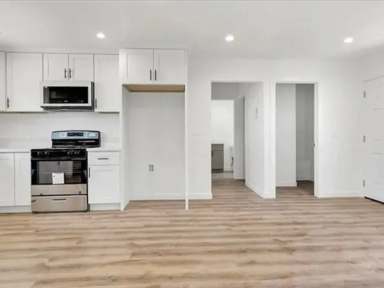 5472 N Mountain View Ave — Photo 2