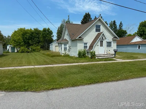 130 S 4th St, Manistique, MI 49854