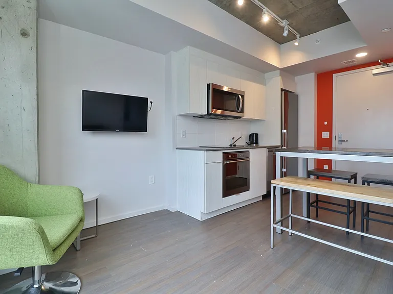 105 Champagne Ave S — Photo 28