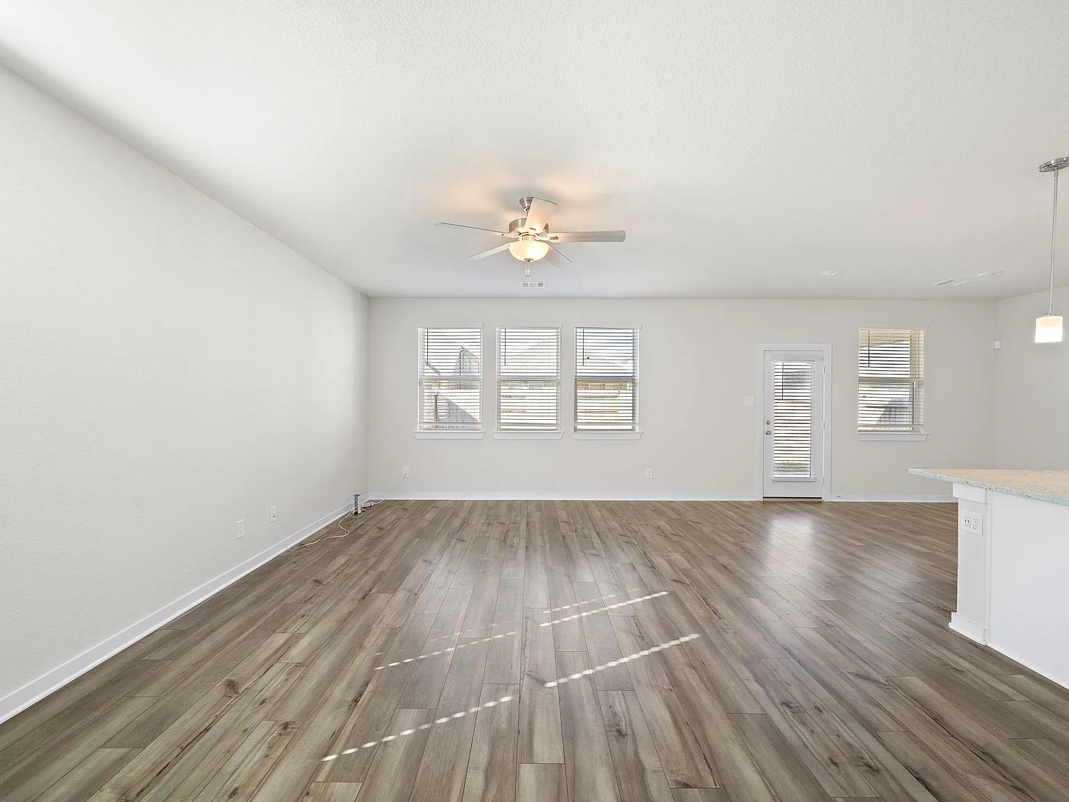 4 bed, 2.5 bath, 2060 sqft, $2,500 — Photo 3