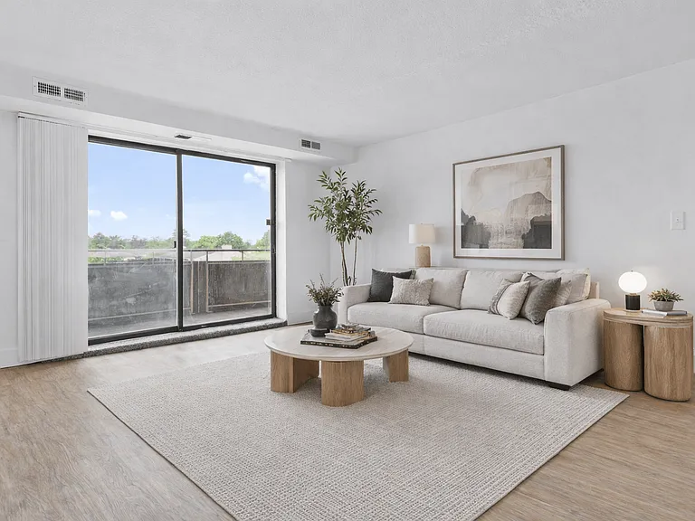 Carlyle Tower Apartments - Southfield, MI — Photo 14