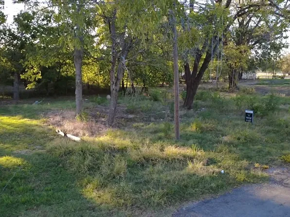 130 S Manson St, Wolfe City, TX 75496
