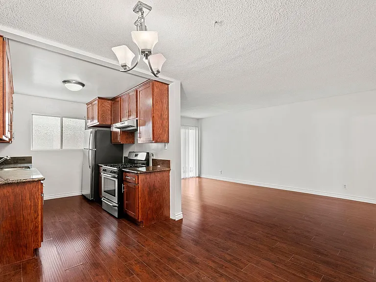 Spacious 2-Bedroom Apartment in Prime Location! One month free — Photo 1