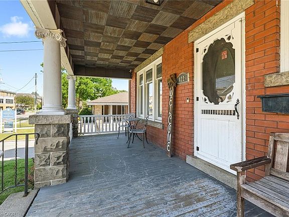 3rd image of 422 Lock St W