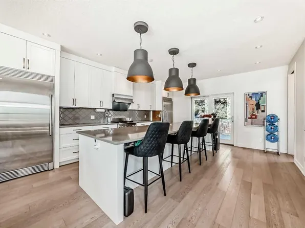 112 S Hanover Rd SW, Calgary, AB T2V 3J4