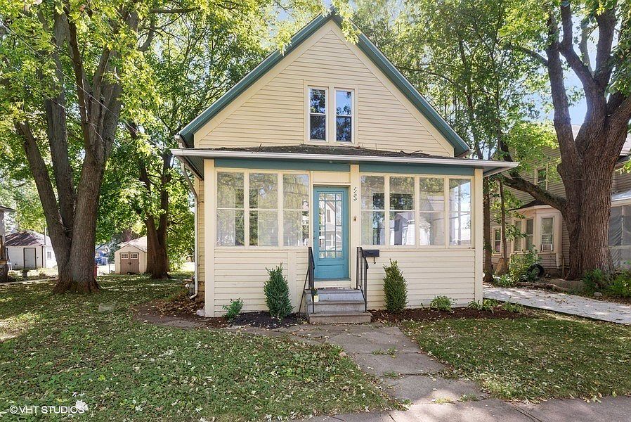 Fresh landscaping add to the curb appeal (2021) and fresh exterior pain (2019)!