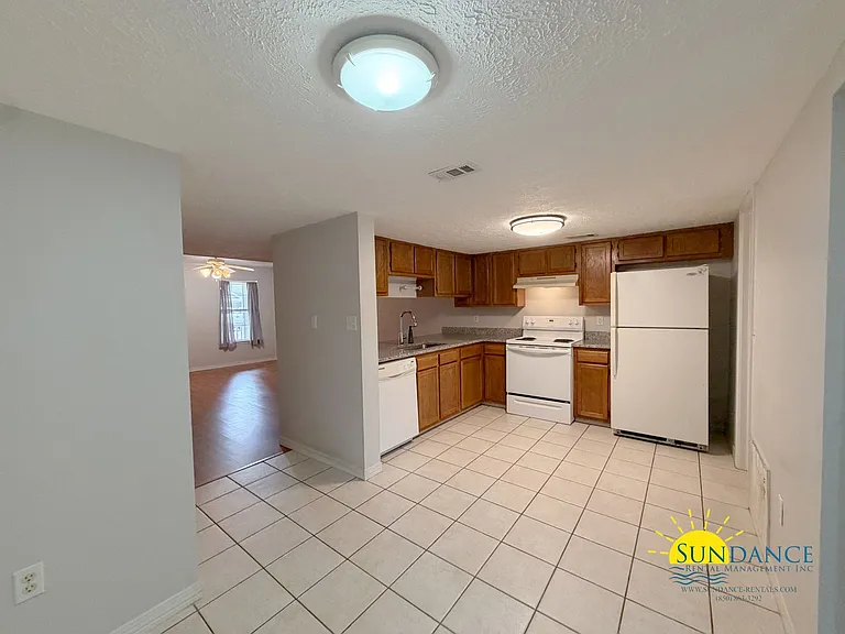 2400 Suwanee Ln — Photo 4