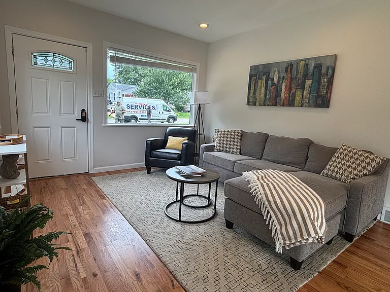 828 Selma Ave — Photo 3