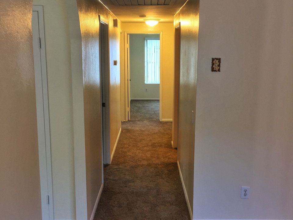Hallway to bedrooms