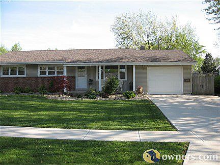 Enjoy pool & spa in fenced backyard