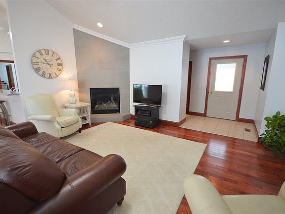 2nd image of 2093 S Country Ln