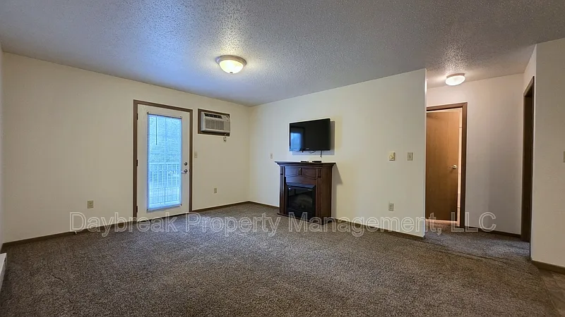 4 bed, 2.0 bath, $1,775 — Photo 2