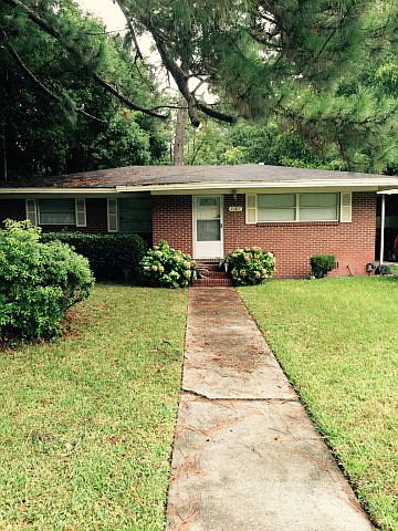 1st image of 2107 Parkwood Dr