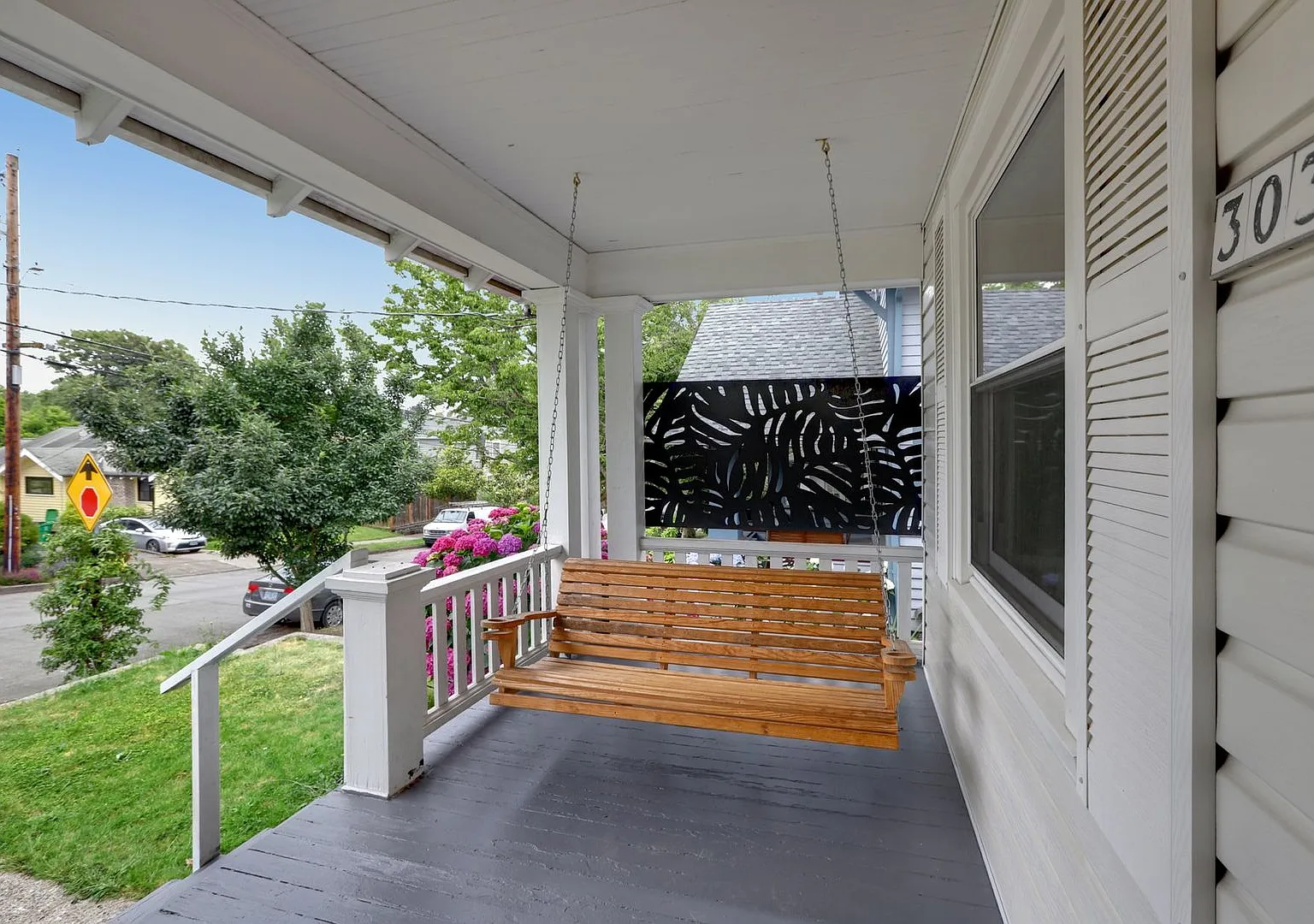 Charming 1920 Bungalow in Incredible Laurelhurst Location! — Photo 3