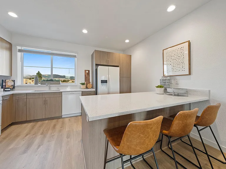 Estaire Luxury Townhomes — Photo 8